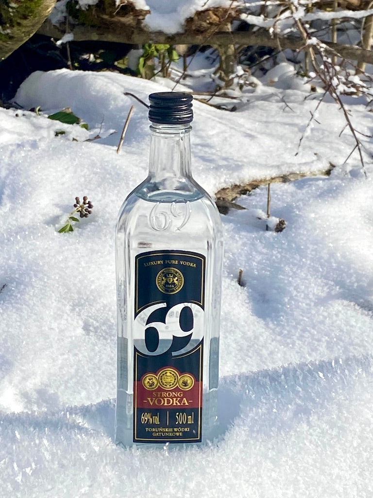 69 Strong Vodka 500 ml Flasche im Schnee, transparentes Glas mit schwarzem Etikett und Schraubverschluss