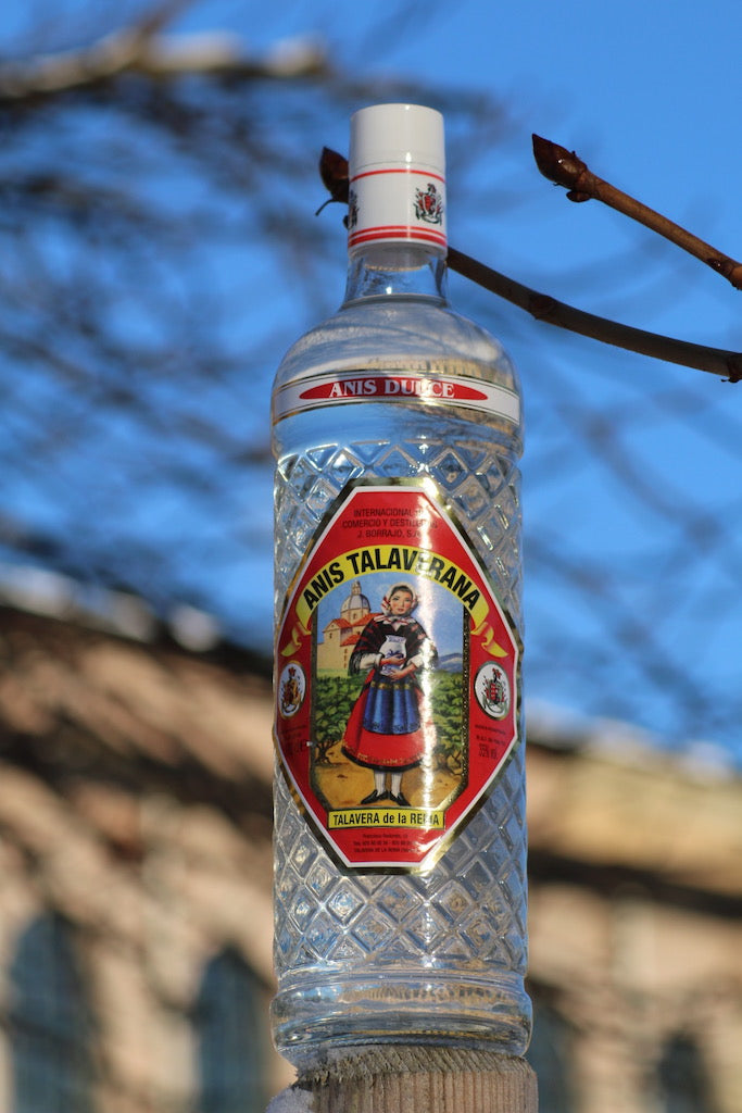 Anis Dulce Talaverana Anislikör Flasche auf Holzpfosten vor blauem Himmel