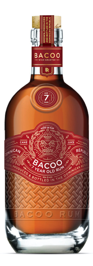 Bacoo 7 Year Old Rum aus der Dominikanischen Republik in rot-goldenem Design mit geprägtem Glas und detailliertem Etikett.