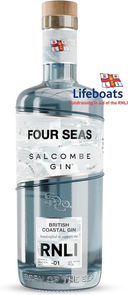 Four Seas London Dry Gin von Salcombe in blauer Glasflasche mit RNLI-Label und Holzverschluss auf hellem Hintergrund
