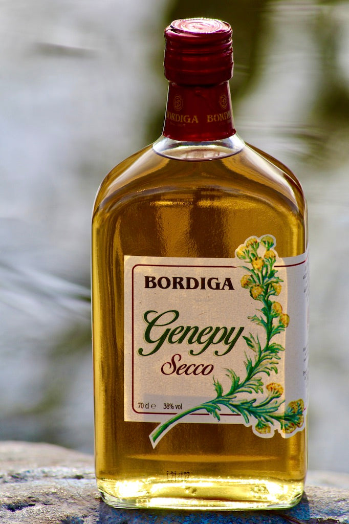 Genepy Secco von Bordiga – italienischer Kräuterlikör in eckiger Flasche mit rotem Schraubverschluss