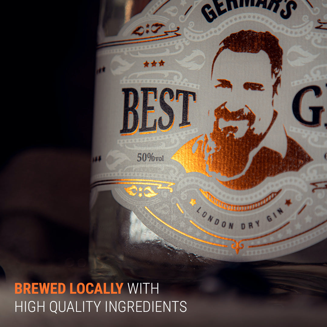 Detailansicht des Etiketts von Germar's Best Gin mit Fokus auf die kupferfarbene Prägung und den Text „Brewed Locally“.