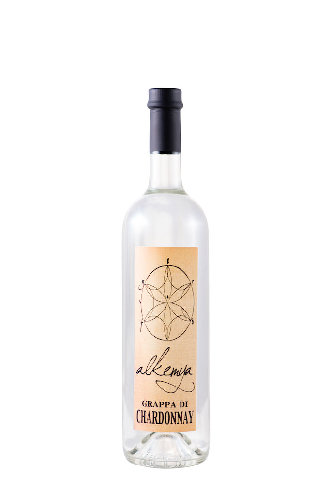 Flasche Grappa di Chardonnay mit elegantem Etikett und schwarzem Verschluss, freigestellt vor weißem Hintergrund.