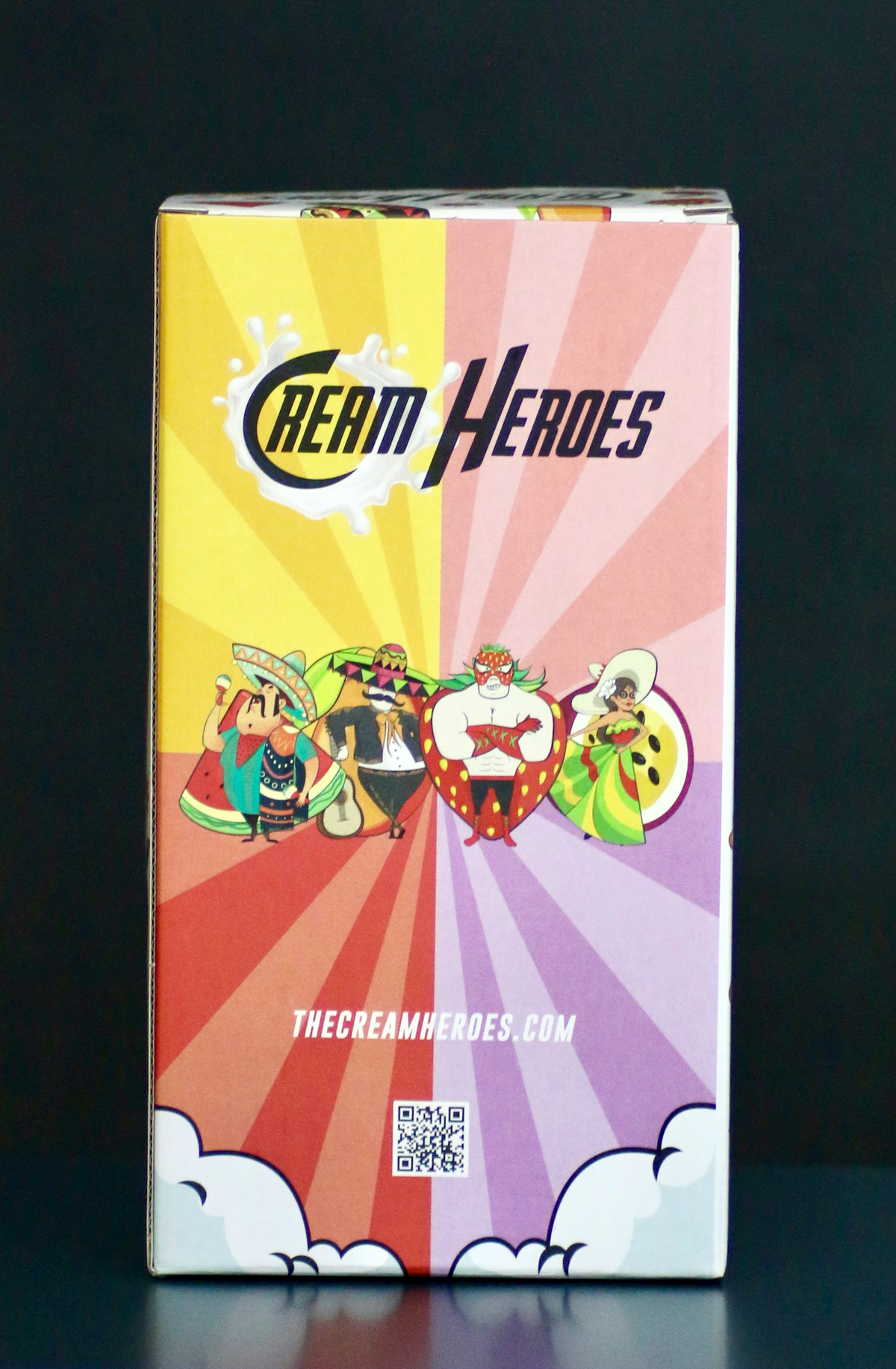 Rückseite der Pancho Sandia Geschenkbox mit „Cream Heroes“-Logo, buntem Design und Illustrationen der Charaktere aus der Likör-Serie.
