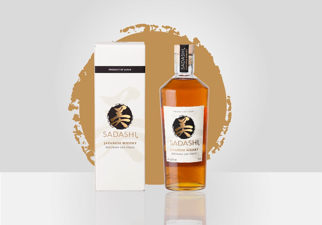 Sadashi Japanese Whisky mit Geschenkbox vor goldenem Kreis auf hellem Hintergrund.