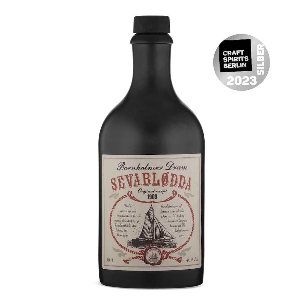 Bornholmer Dram Sevablødda 50cl, schwarze Flasche mit Vintage-Label, Silbermedaille Craft Spirits Berlin 2023.