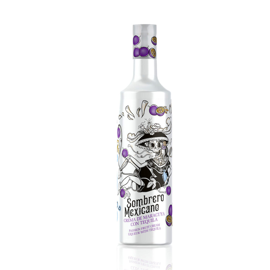 Flasche Sombrero Mexicano Maracuja-Tequila-Likör mit auffälligem Totenkopf-Design und lila Passionsfrucht-Dekor.