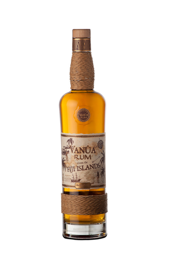Flasche Vanua Rum Añejo aus den Fiji-Inseln, mit dekorativem Seildesign und Etikett, 3-5 Jahre gereift.