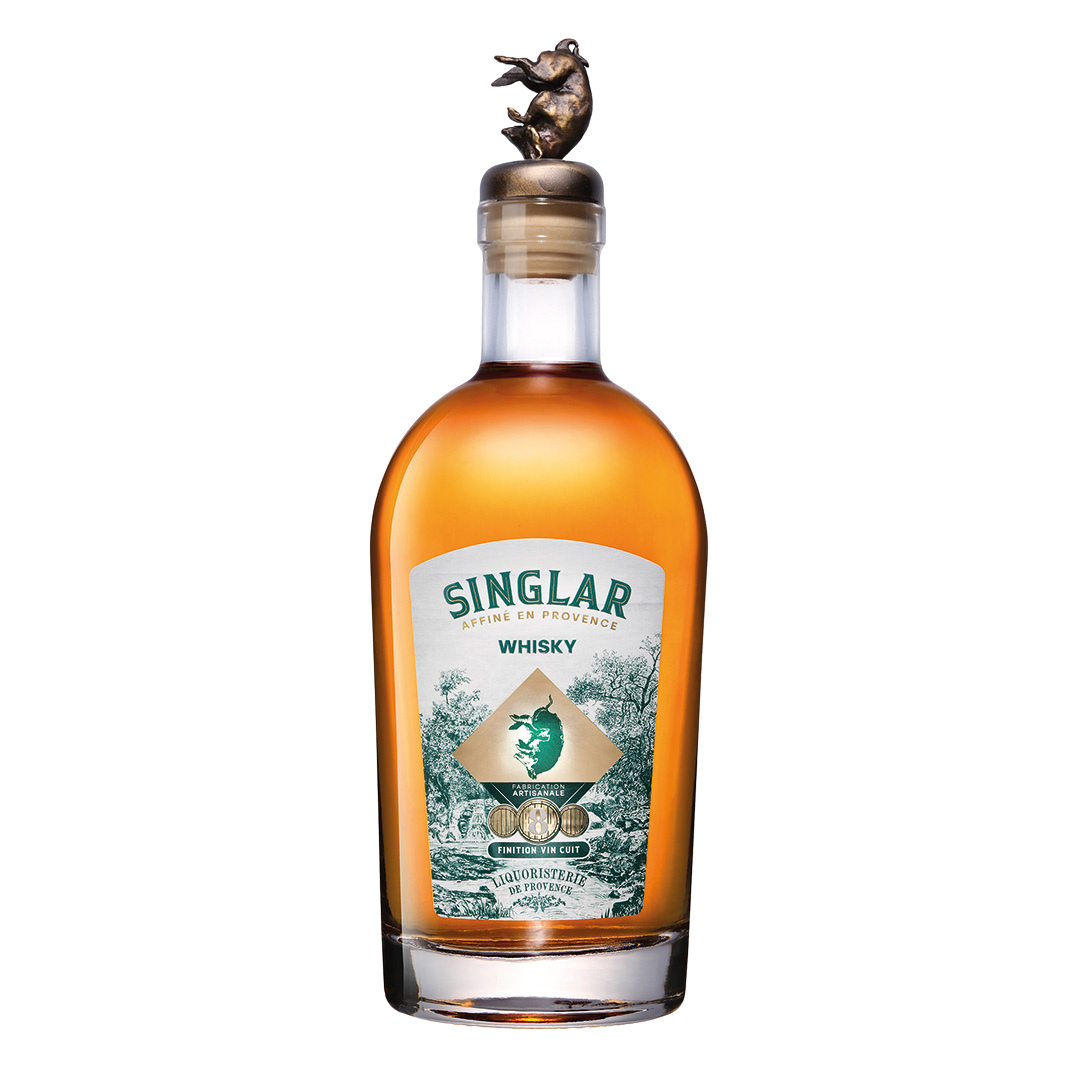 Flasche Whisky Singlar Blend 8Y von Liquoristerie de Provence mit bronzenem Wildschweinverschluss auf weißem Hintergrund