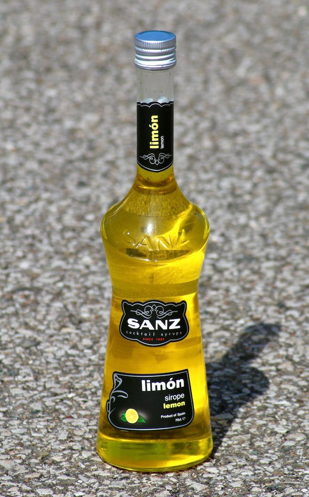 Flasche Sanz Zitronensirup auf einer Oberfläche