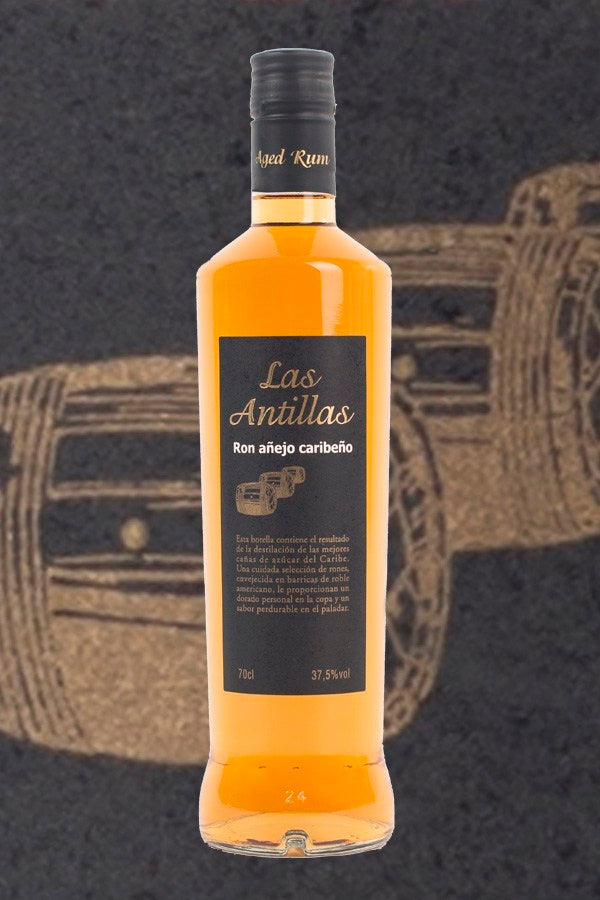 Flasche Las Antillas Ron Añejo Caribeño vor Hintergrund mit Holzfass-Grafik, schwarzes Etikett mit goldener Schrift.
