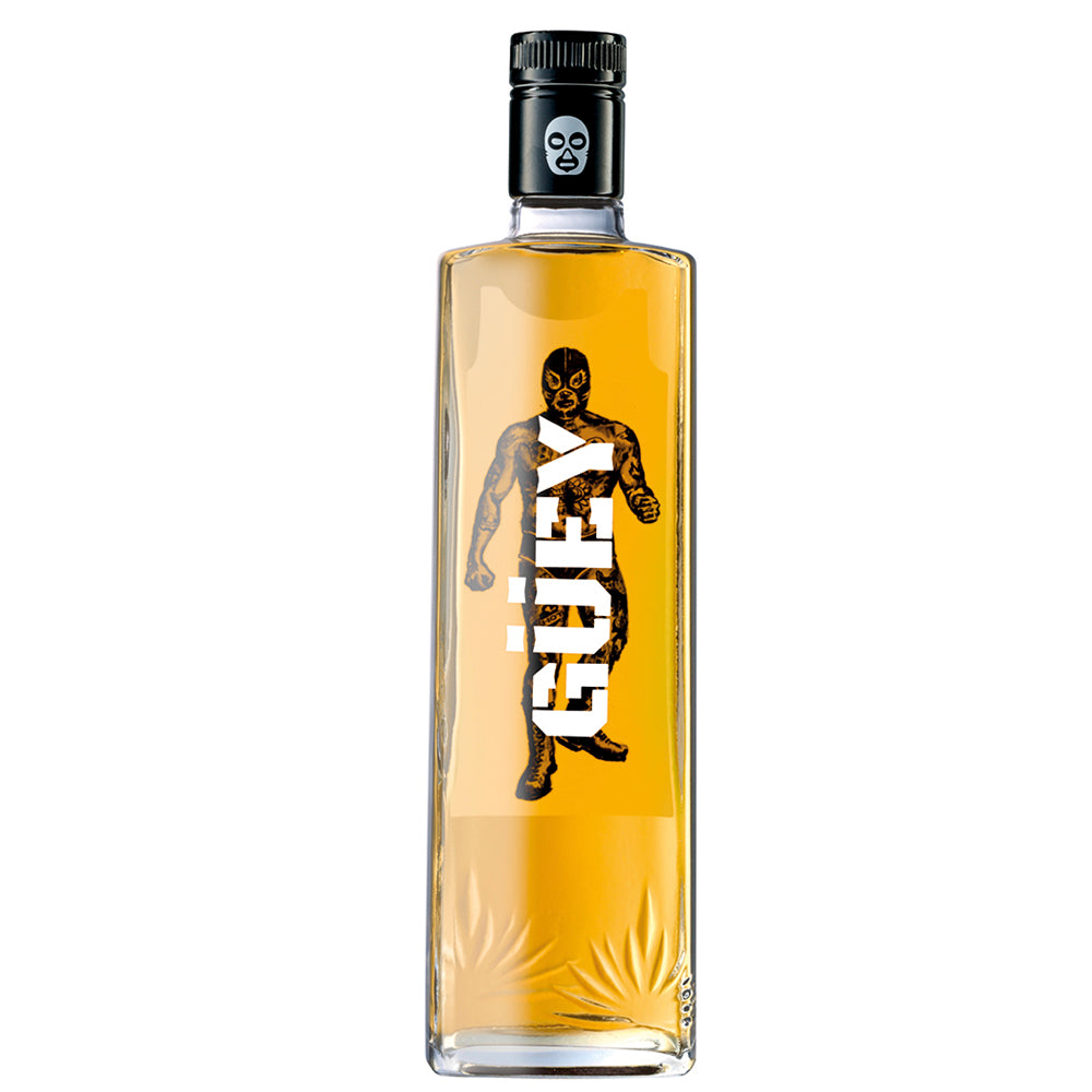 Güey Tequila Gold Hot Spicy Spirituose mit markantem Masken-Design auf der Flasche, stilvolle Präsentation.