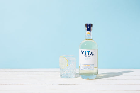 Aqua Vita Citrus Vodka Longdrink mit Eis und stillem Wasser im Glas