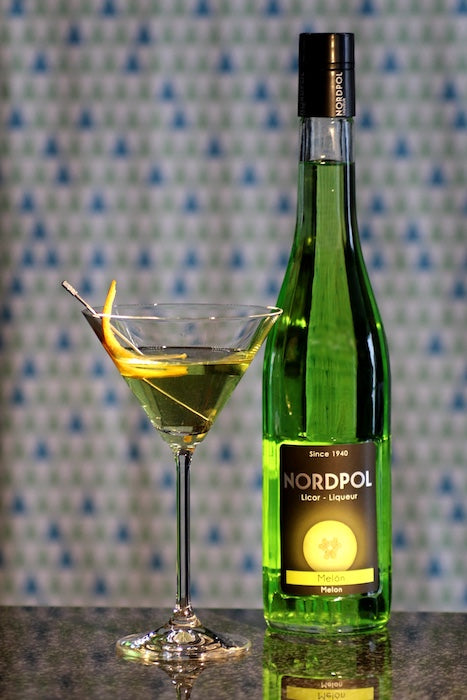 Blind Melon Cocktail im Martiniglas mit Zitronenzeste und Nordpol Melonenlikör.