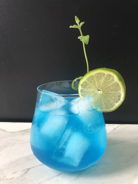 Blue Gin Blues Cocktail mit Blue Curacao Sirup