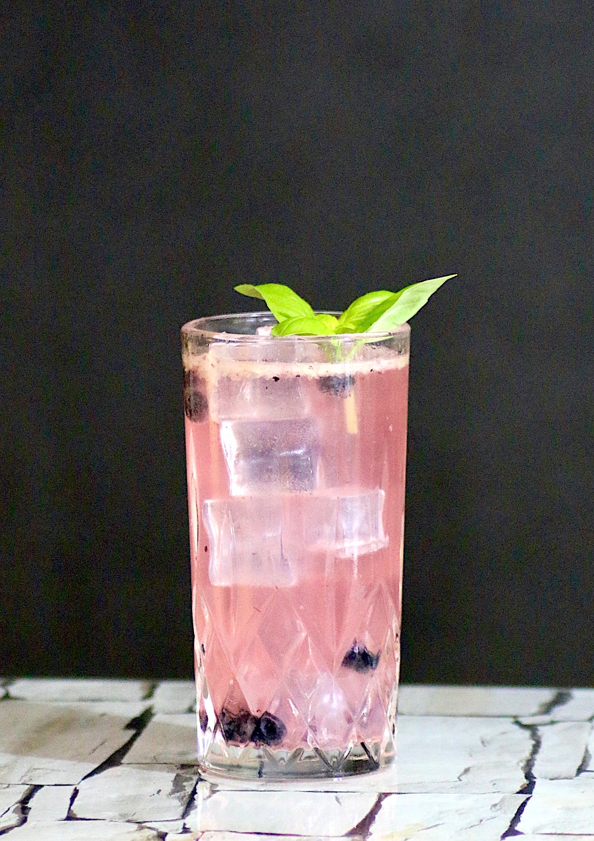 Heidelbeer-Basilikum-Fizz Cocktail
