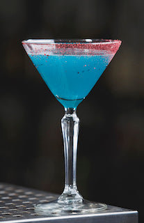 Mi Diosita blauer alkoholfreier Cocktail in Martini-Glas. 