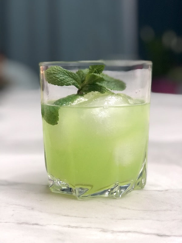 Minze-Tequila-Cocktail, hellgrün, mit Eis und frischer Minze garniert