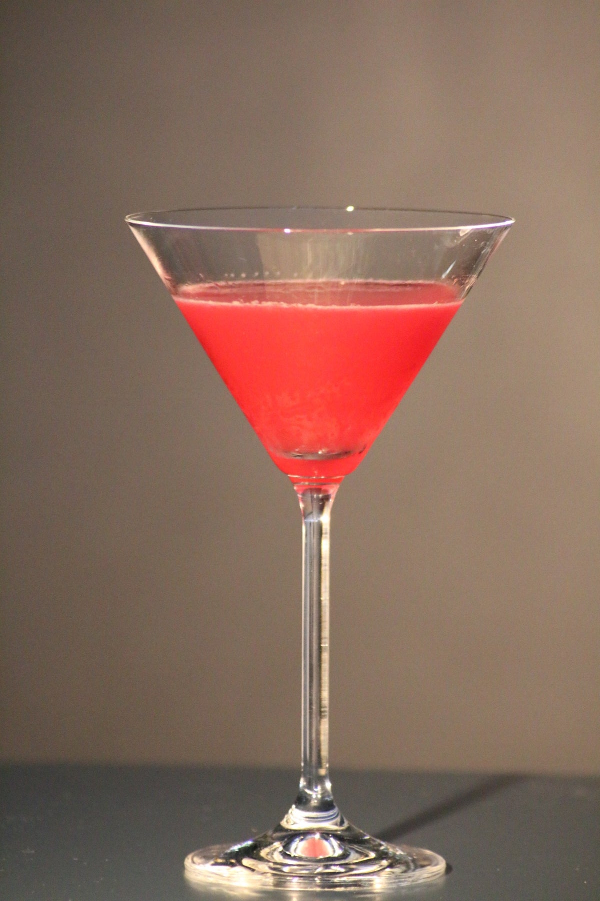 Small-Dinger Cocktail – Gin-Rum-Mix mit Grenadine im Martini-Glas
