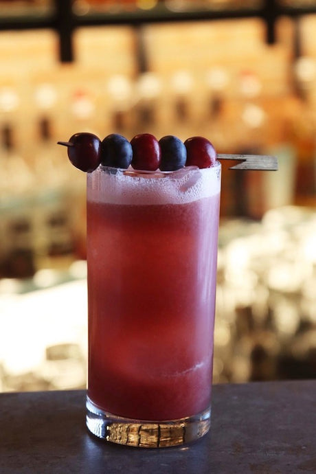 Wildberry Smash Cocktail mit Eis, roten und dunklen Beeren im Highball-Glas