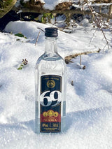 69 Strong Vodka 500 ml Flasche im Schnee, transparentes Glas mit schwarzem Etikett und Schraubverschluss