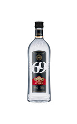 69 Strong Vodka 500 ml Flasche mit schwarzem Etikett und Schraubverschluss, freigestellt auf hellem Hintergrund