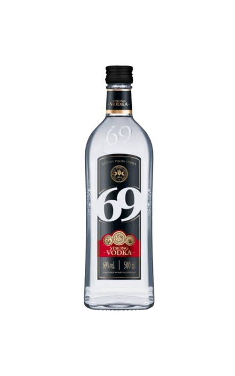 69 Strong Vodka 500 ml Flasche mit schwarzem Etikett und Schraubverschluss, freigestellt auf hellem Hintergrund