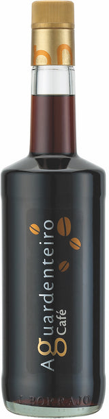Flasche Aguardenteiro Café Kaffee Likör mit schwarzem Design, goldener Schrift und Kaffeebohnen-Motiven auf dem Etikett.