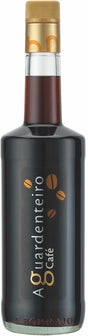 Flasche Aguardenteiro Café Kaffee Likör mit schwarzem Design, goldener Schrift und Kaffeebohnen-Motiven auf dem Etikett.