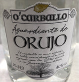 Nahaufnahme des Etiketts von O’Carballo Aguardiente de Orujo mit schwarzer Schrift, Baumgrafik und 40 % vol., 70 cl.