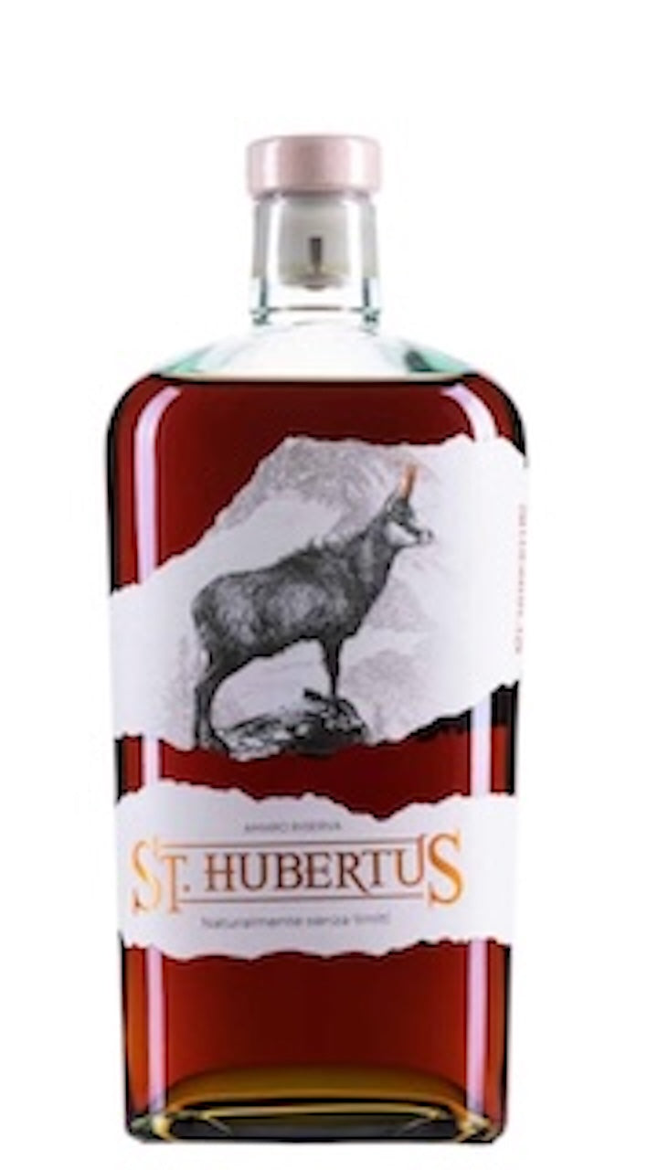 Flasche Amaro Riserva St. Hubertus mit Wildtier-Illustration auf weißem Etikett und rötlich-braunem Likör in eckiger Flasche.