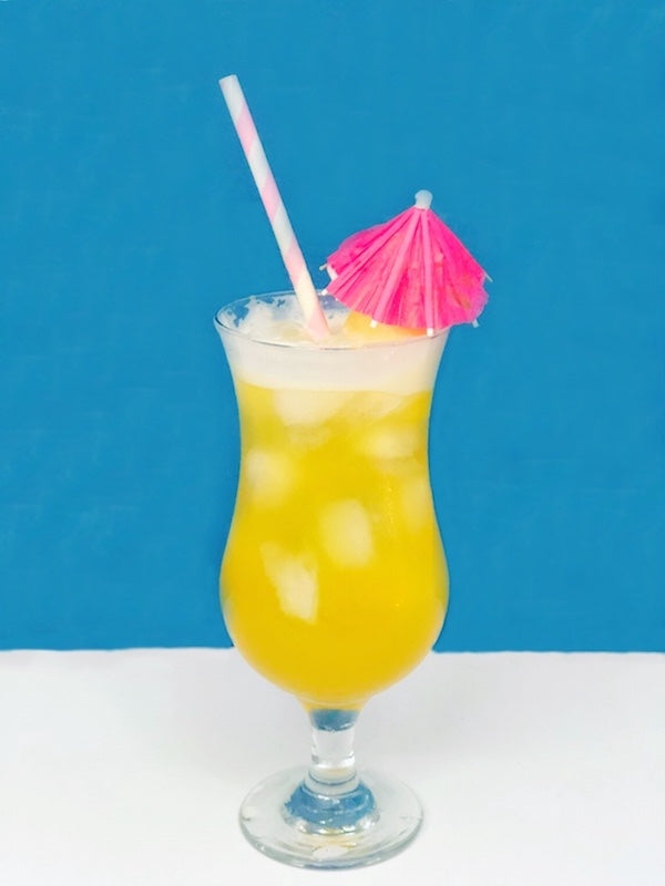 Antiguan Smile Cocktail mit Eiswürfeln im Hurricaneglas, Trinkhalm und pinkem Cocktail-Schirmchen vor blauem Hintergrund.