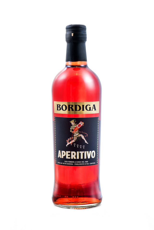 Flasche Aperitivo von Bordiga mit rotem Inhalt vor weißem Hintergrund, Etikett mit tanzender Figur und goldener Schrift.