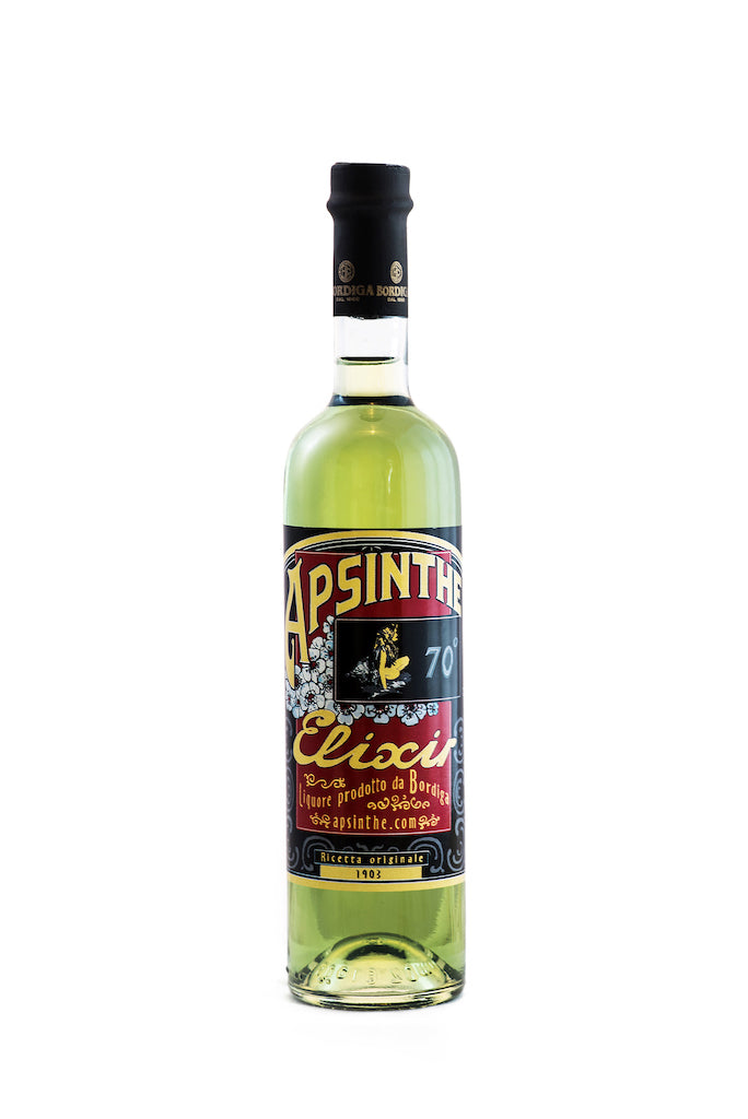 Flasche Apsinthe Elixir von Bordiga mit rotem und schwarzem Etikett, goldener Schrift und 70 % Vol. Alkoholgehalt auf weißem Hintergrund.