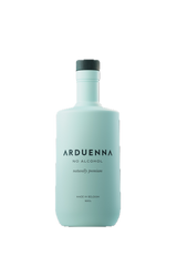 Flasche Arduenna No Alcohol Gin-Alternative 0,5 l in mattem Hellblau mit schwarzem Deckel vor neutralem Hintergrund