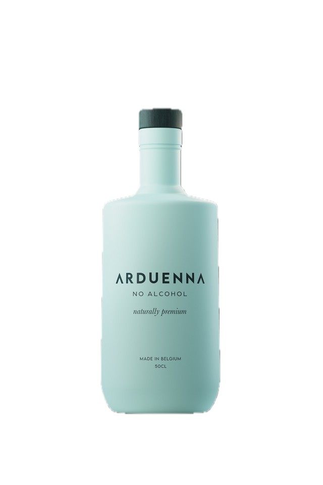 Flasche Arduenna No Alcohol Gin-Alternative 0,5 l in mattem Hellblau mit schwarzem Deckel vor neutralem Hintergrund