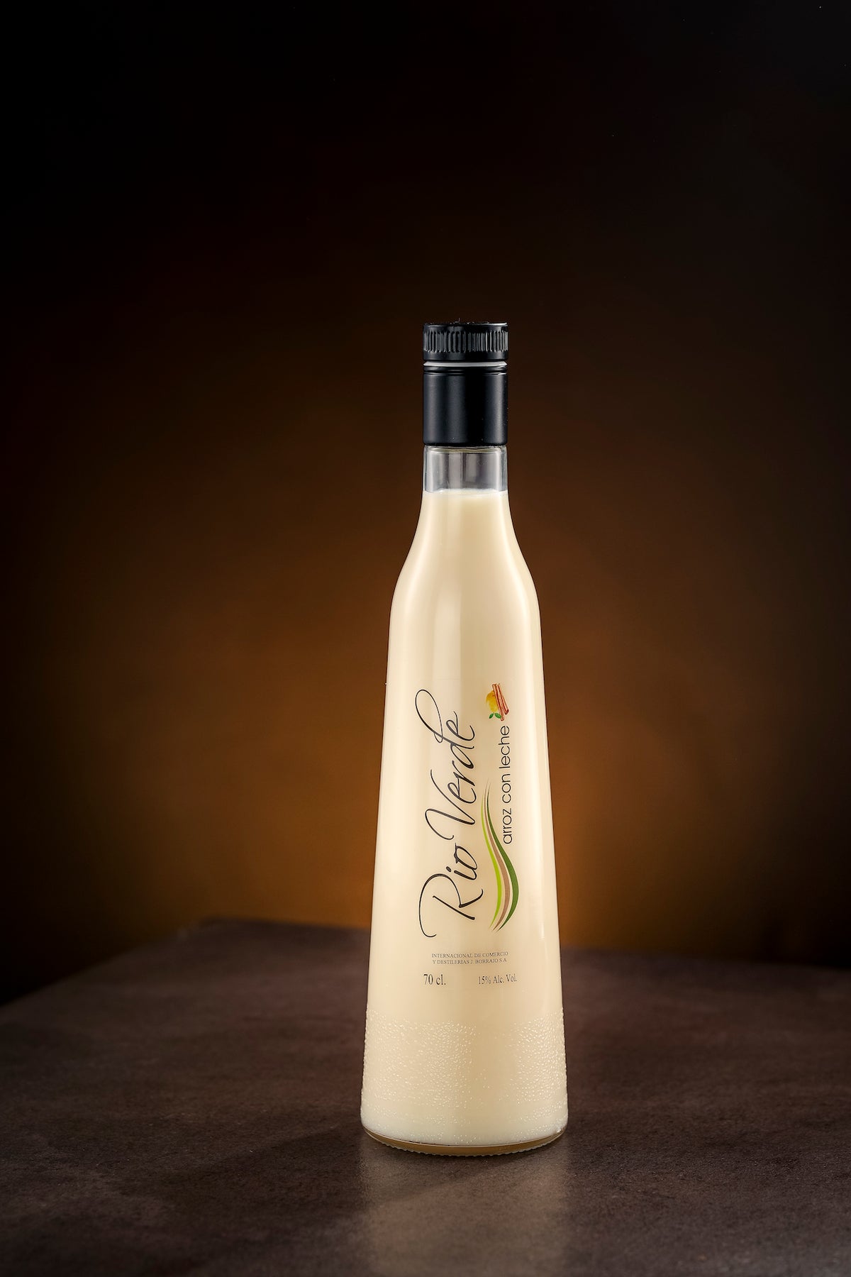 Arroz con Leche Likör Rio Verde Flasche auf dunklem Hintergrund, cremefarbener Sahnelikör mit schwarzem Verschluss