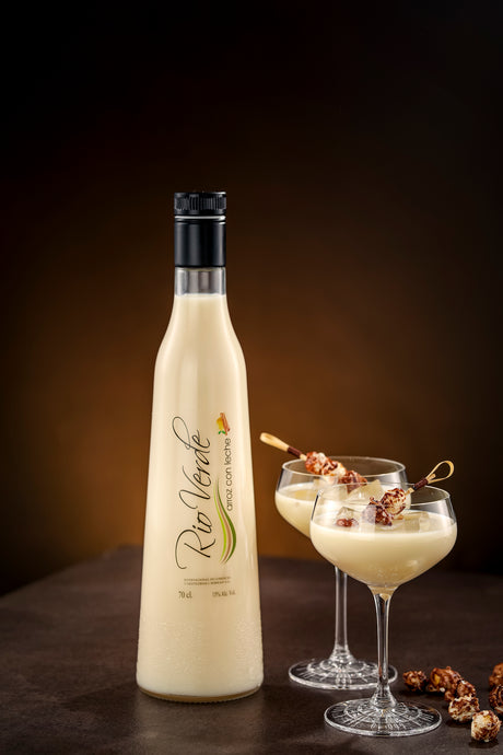 Arroz con Leche Likör Rio Verde Flasche mit zwei Gläsern auf Eis, Sahnelikör mit Zimt und Milchreis Geschmack serviert