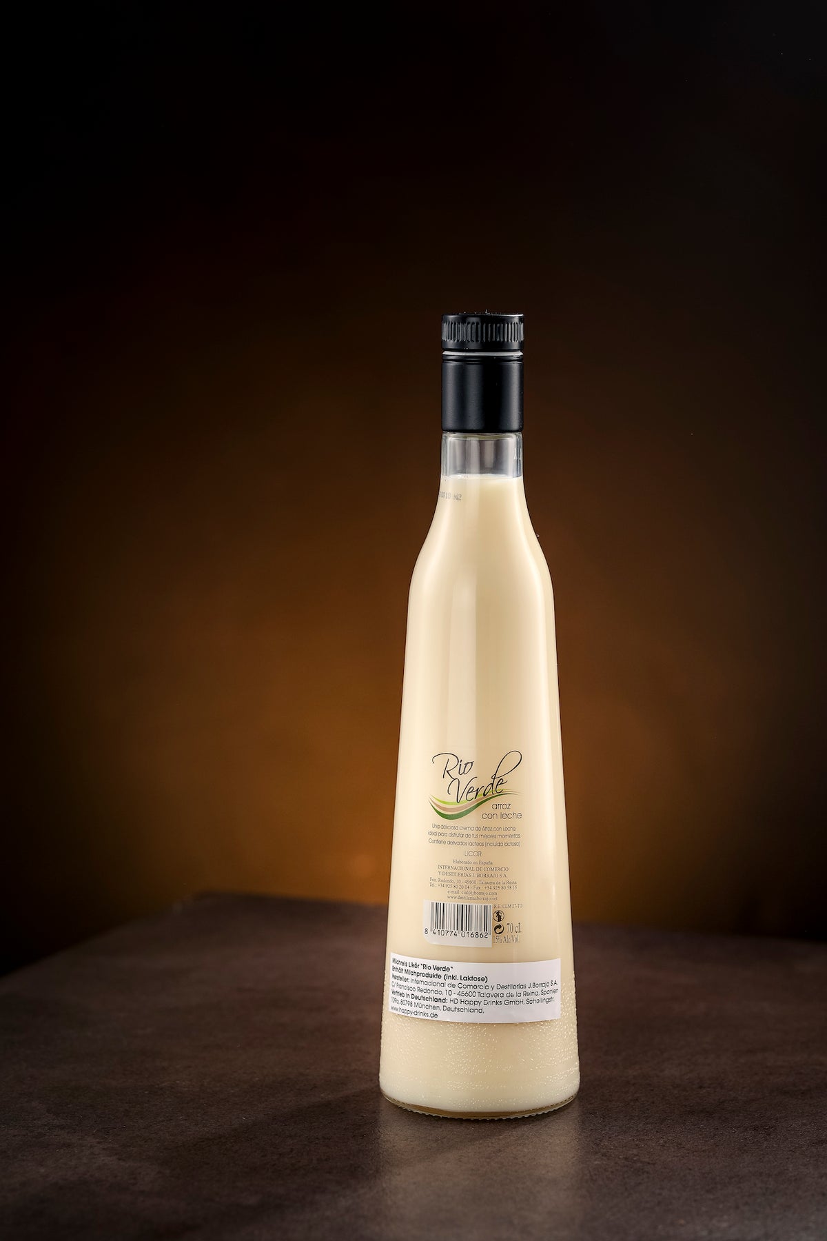 Rückseite der Rio Verde Arroz con Leche Likör Flasche auf dunklem Hintergrund mit Etikett und Barcode