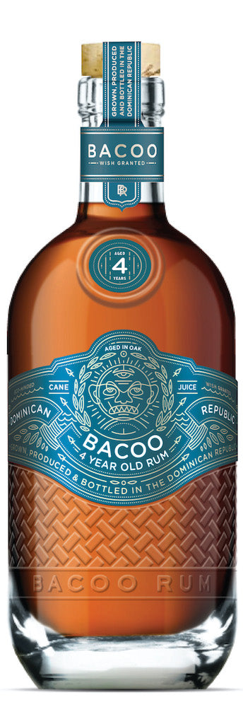 Flasche Bacoo Añejo 4 Jahre Rum aus der Dominikanischen Republik mit bernsteinfarbener Flüssigkeit auf hellem Hintergrund.