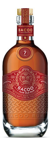 Bacoo 7 Year Old Rum aus der Dominikanischen Republik in rot-goldenem Design mit geprägtem Glas und detailliertem Etikett.
