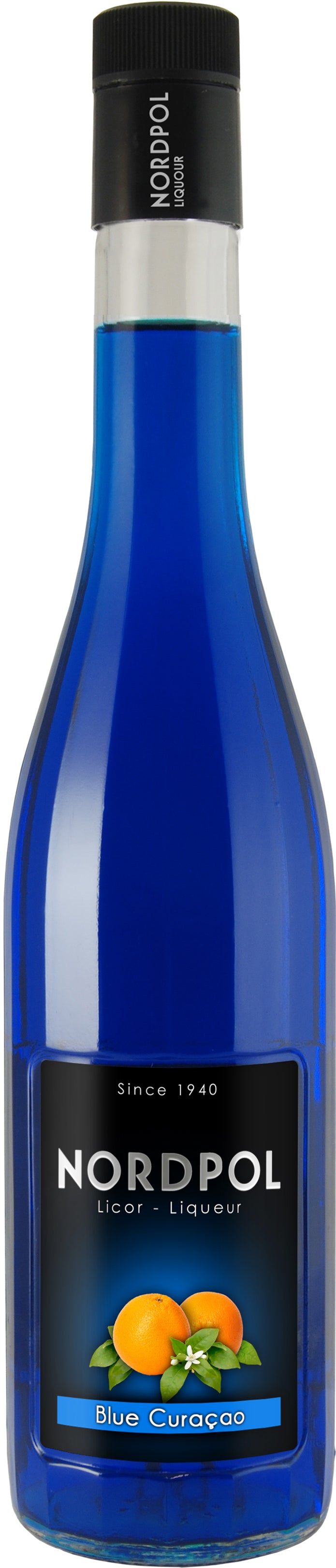 Flasche Nordpol Blue Curaçao Likör, leuchtend blaue Farbe, schwarzes Etikett mit Orangenmotiv, Schriftzug „Since 1940“.