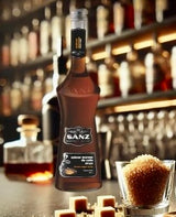 Flasche Sanz Brauner Rohrzucker Sirup auf einer Bartheke, umgeben von braunen Zuckerstücken und Gläsern im Hintergrund.