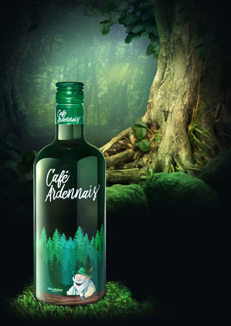 Flasche Café Ardennais Kaffeelikör in einem dunklen Wald mit Moos, Baumwurzeln und Lichtstrahlen.