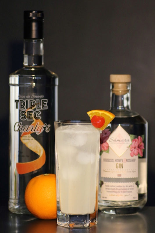 Colonel’s Big Opu Cocktail im Glas mit Gin und Triple Sec, garniert mit Orange und Kirsche