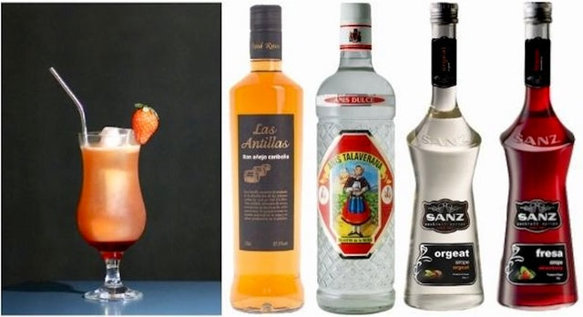 Corazonada Cocktail-Set mit serviertem Cocktail sowie Rum, Anislikör, Orgeat Sirup und Erdbeersirup von SANZ.