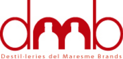 DMBrands Logo – Destil.leries del Maresme Brands in roter Schrift mit stilisierten Flaschen.