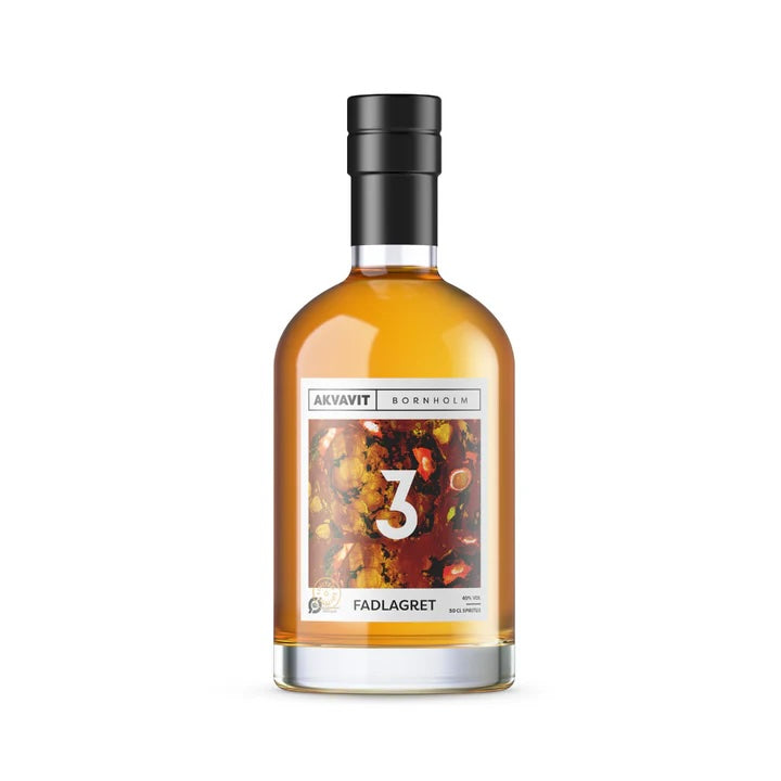 Flasche Fadlagret Akvavit Bornholm 3. Bio-Akvavit, fassgelagert, 50 cl, vor weißem Hintergrund.