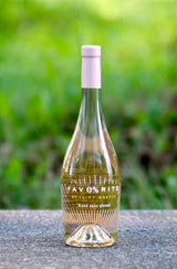 Fav0%rite Rosé alkoholfreier Wein in eleganter Flasche auf Steinfläche