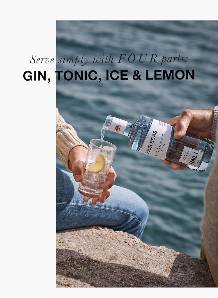 Four Seas Gin wird am Meer in Glas mit Eis und Zitronenscheibe eingeschenkt, Hinweis auf Gin Tonic Zubereitung